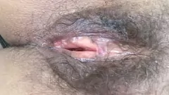 Jouer MILF chaud exposent la chatte velue après des moments intimes