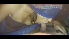 تشغيل يطرق المراهق النحيف الذي تم تصميمه بشكل كبير من قبل الديك الضخم
