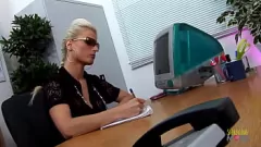Jouer Trois MILFs insatiables deviennent fous pour l'anal et la double pénétration