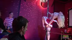 Jouer Célébration de Noël: MILFS de club de strip-tease dans le sexe du groupe anal avec chaussettes et gros seins