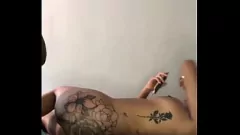 Afspelen Getatoeëerde Ebony Dancer wordt ruw en exotisch in Cincinnati
