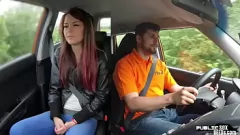 Afspelen Openbare babe gaat naar beneden en vies in een auto met haar rij -instructeur