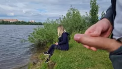 Abspielen Exhibitionist Risiken alles: masturbieren vor einem einsamen Mädchen in der Natur