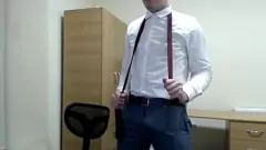 Jouer Pièce de bureau: costume taché de sperme et fétiche de chaussures en cuir
