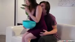 Reproduzir Seducting Stepson: os peitos grandes da Rayveness não podem receber o suficiente